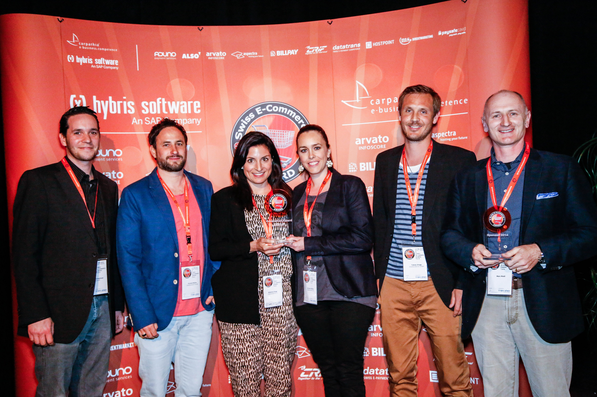 Das Team von stadtlandkind.ch - Gewinner Swiss E-Commerce Newcomer Award 2014 mit Tobias Zingg (2. von rechts) und Marc Riedi vom Kategorien-Sponsor Paysafecard (rechts)